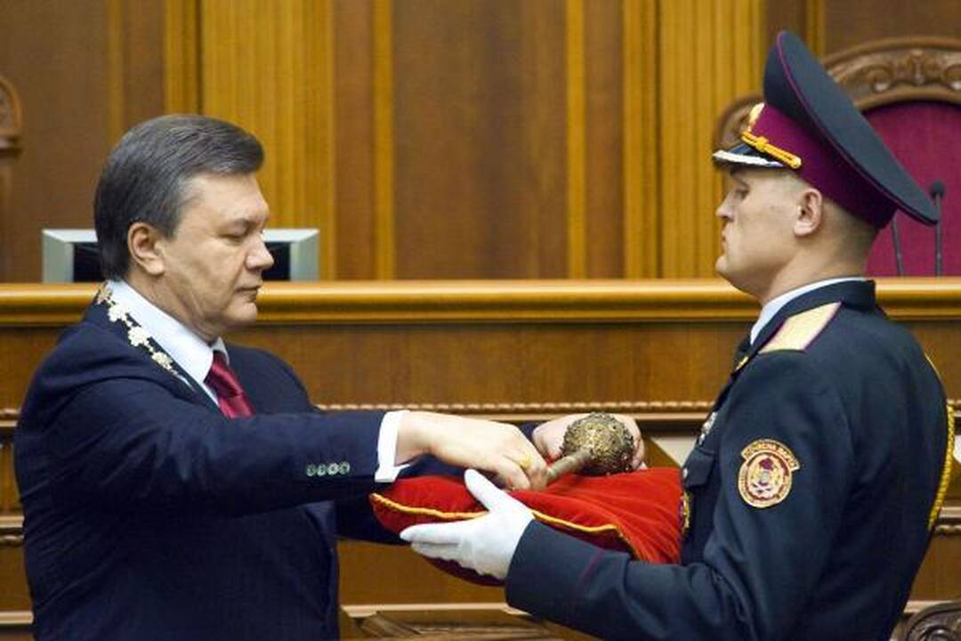 V.Janukovyčius prisaikdintas prezidentu, J.Tymošenko nesitraukia