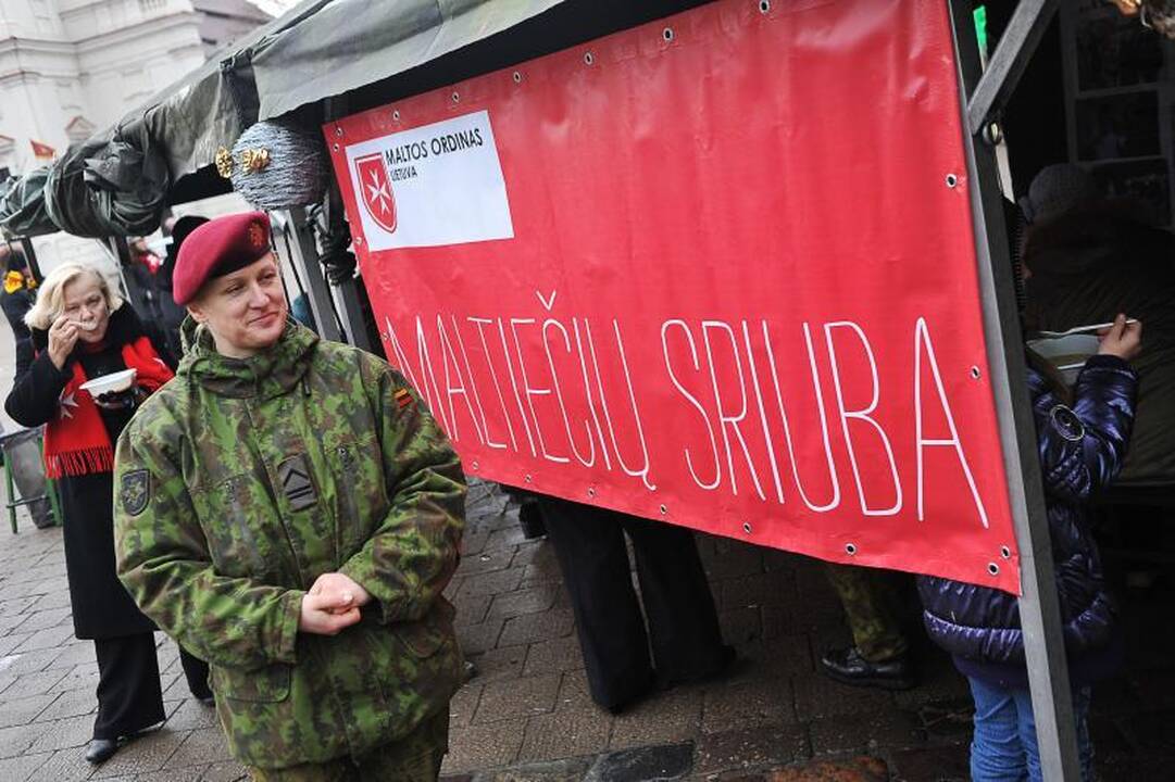 Maltiečiai Rotušės aikštėje dalijo sriubą