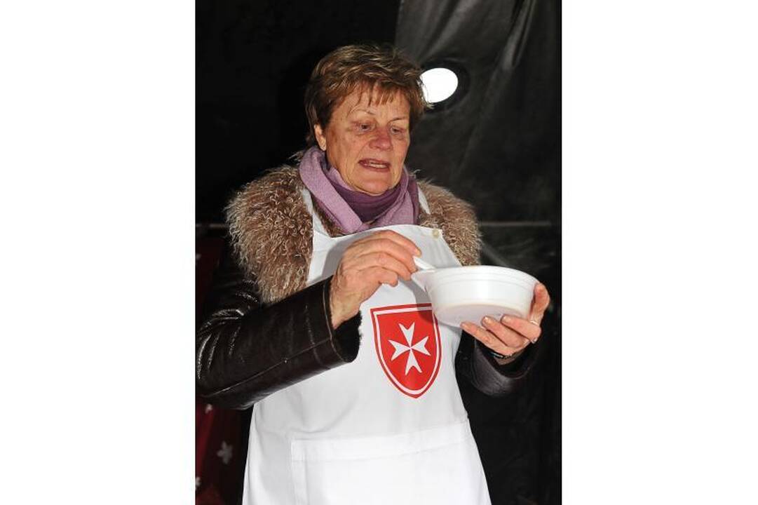 Maltiečiai Rotušės aikštėje dalijo sriubą