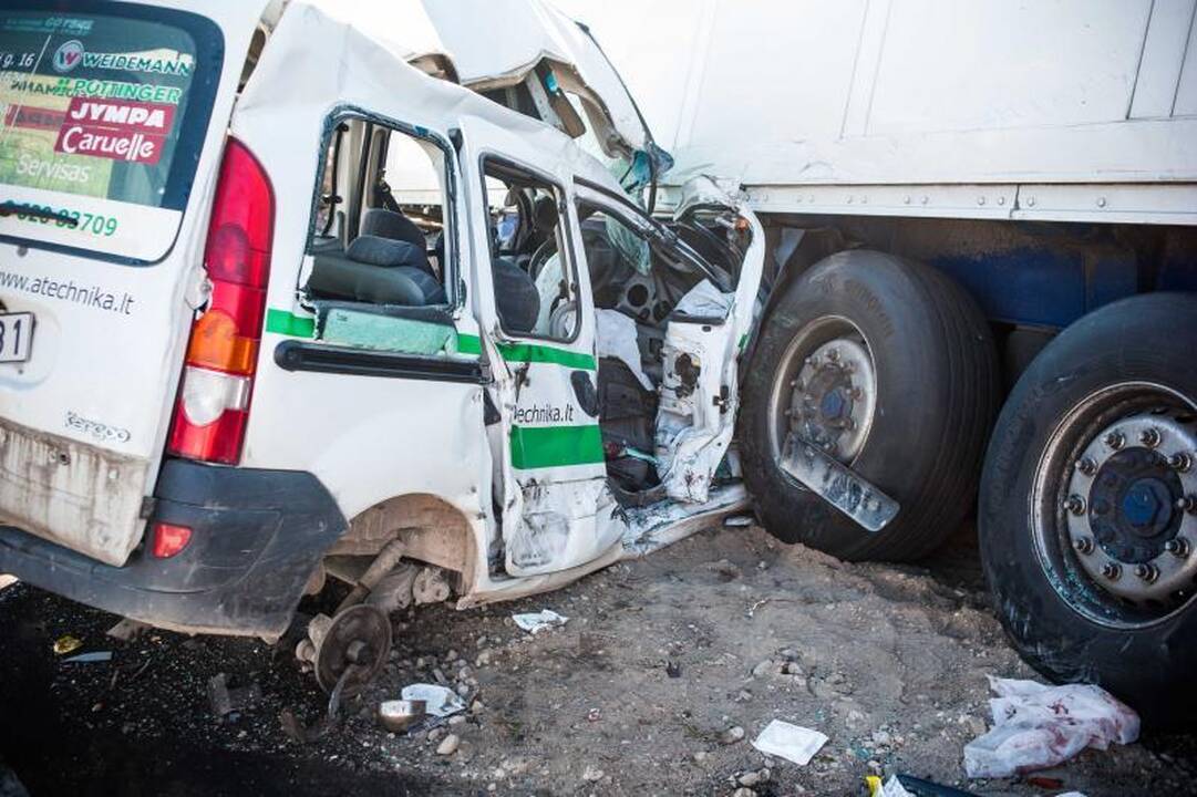 Netoli Kauno – 5 automobilių mėsmalė, 2 žuvo, 7 sužeisti (papildyta)