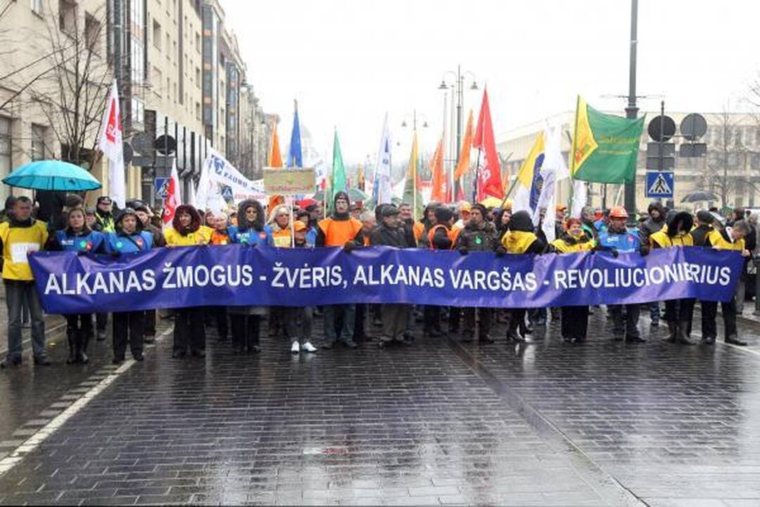 Profsąjungos žadėtos minios prie Vyriausybės nesurinko (papildyta)