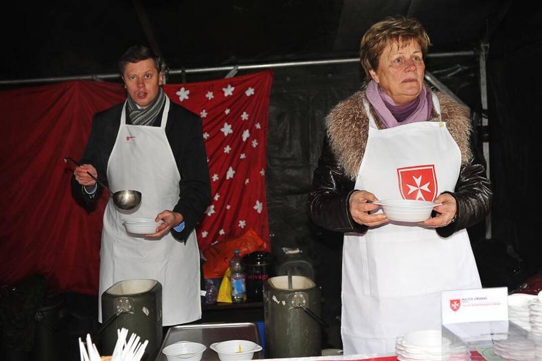 Maltiečiai Rotušės aikštėje dalijo sriubą