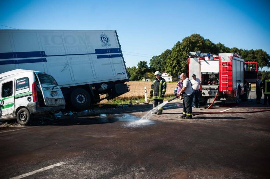 Netoli Kauno – 5 automobilių mėsmalė, 2 žuvo, 7 sužeisti (papildyta)