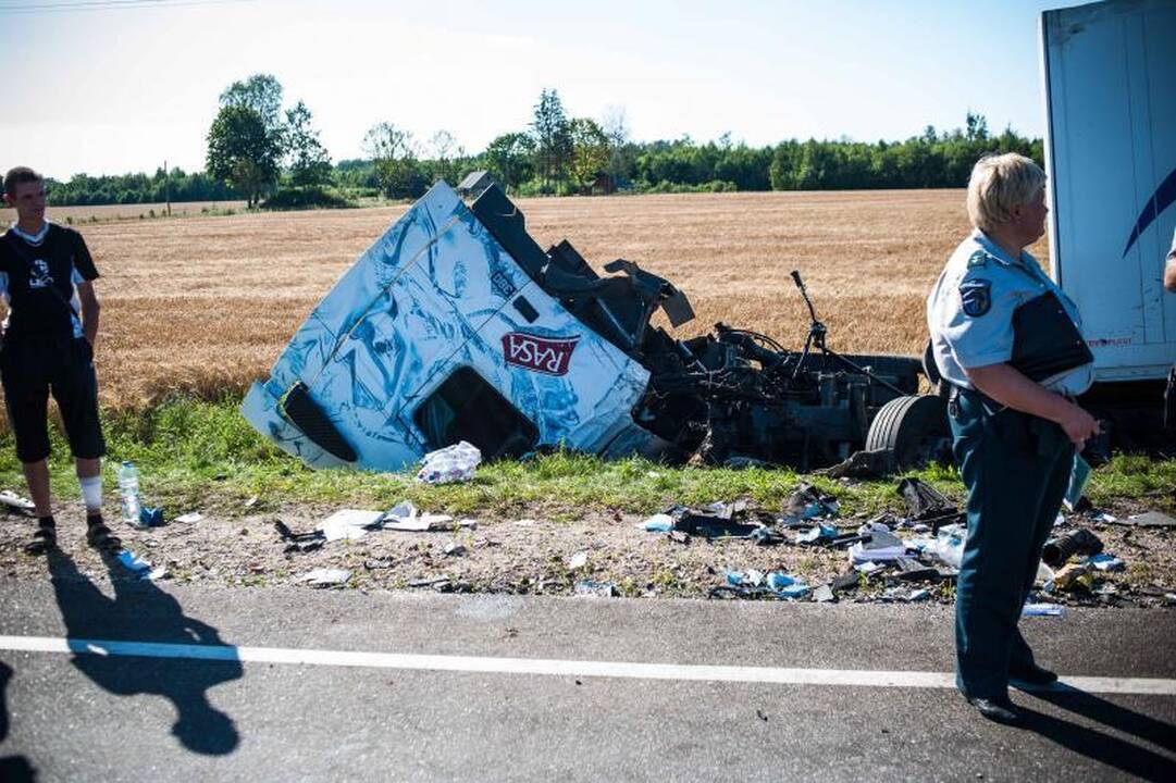 Netoli Kauno – 5 automobilių mėsmalė, 2 žuvo, 7 sužeisti (papildyta)