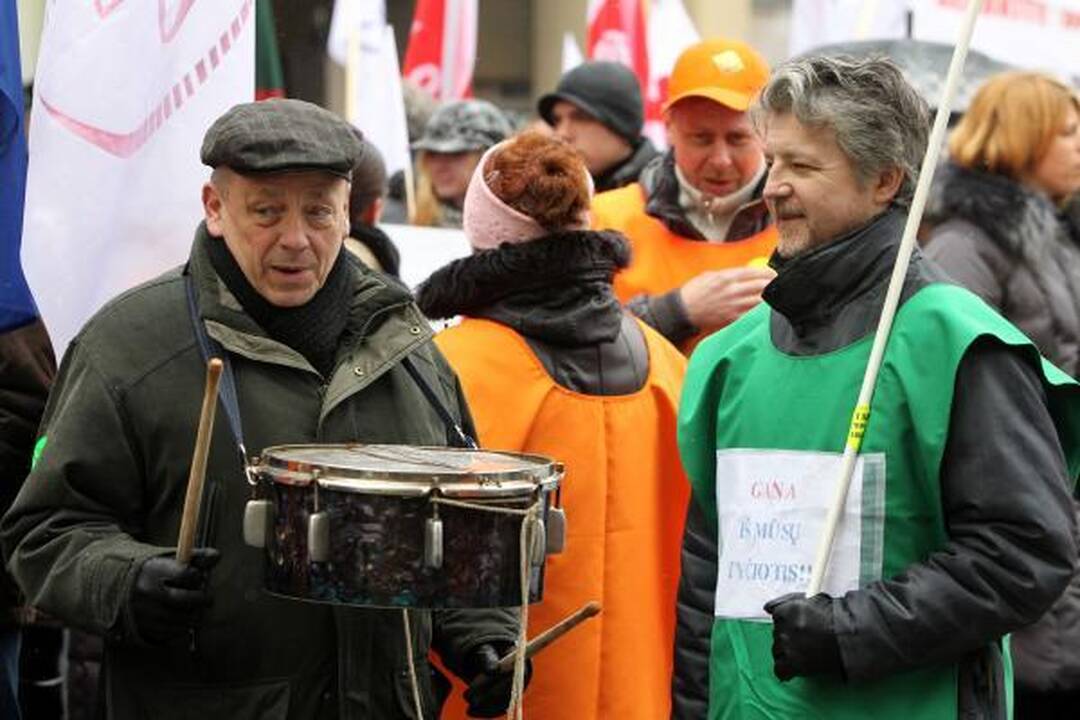 Profsąjungos žadėtos minios prie Vyriausybės nesurinko (papildyta)