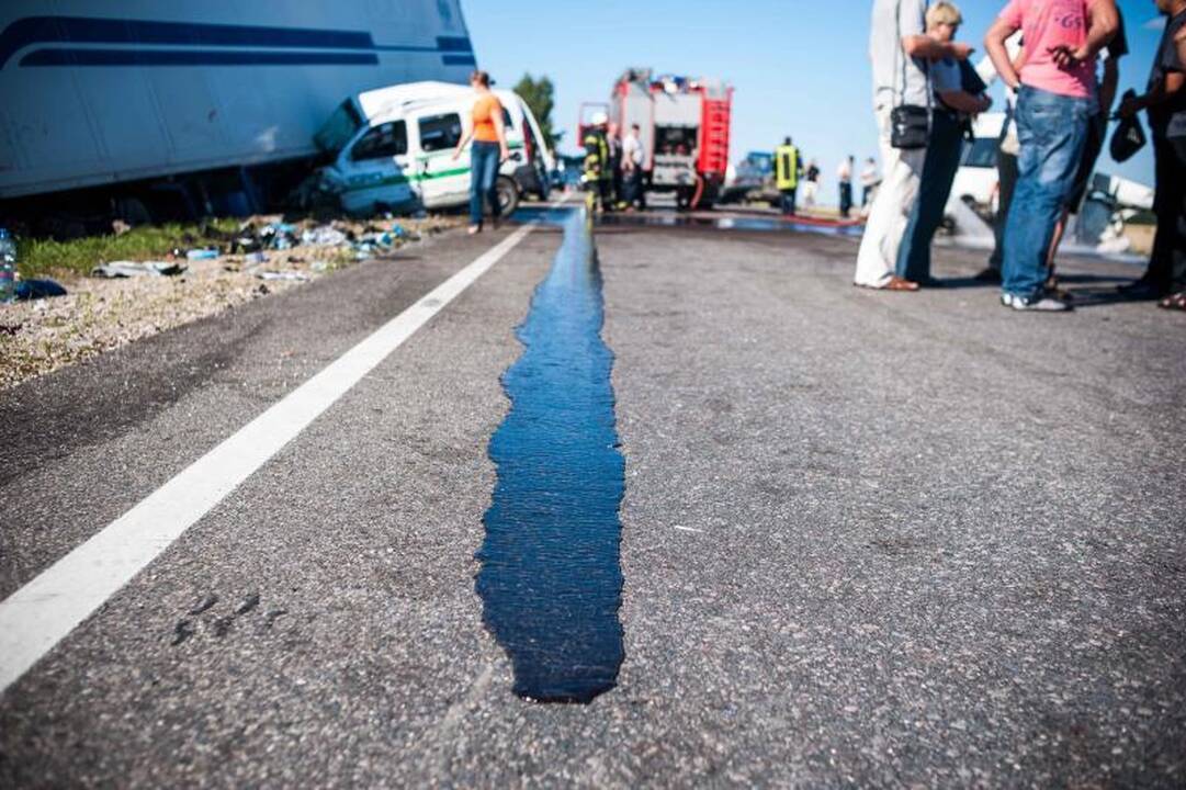 Netoli Kauno – 5 automobilių mėsmalė, 2 žuvo, 7 sužeisti (papildyta)