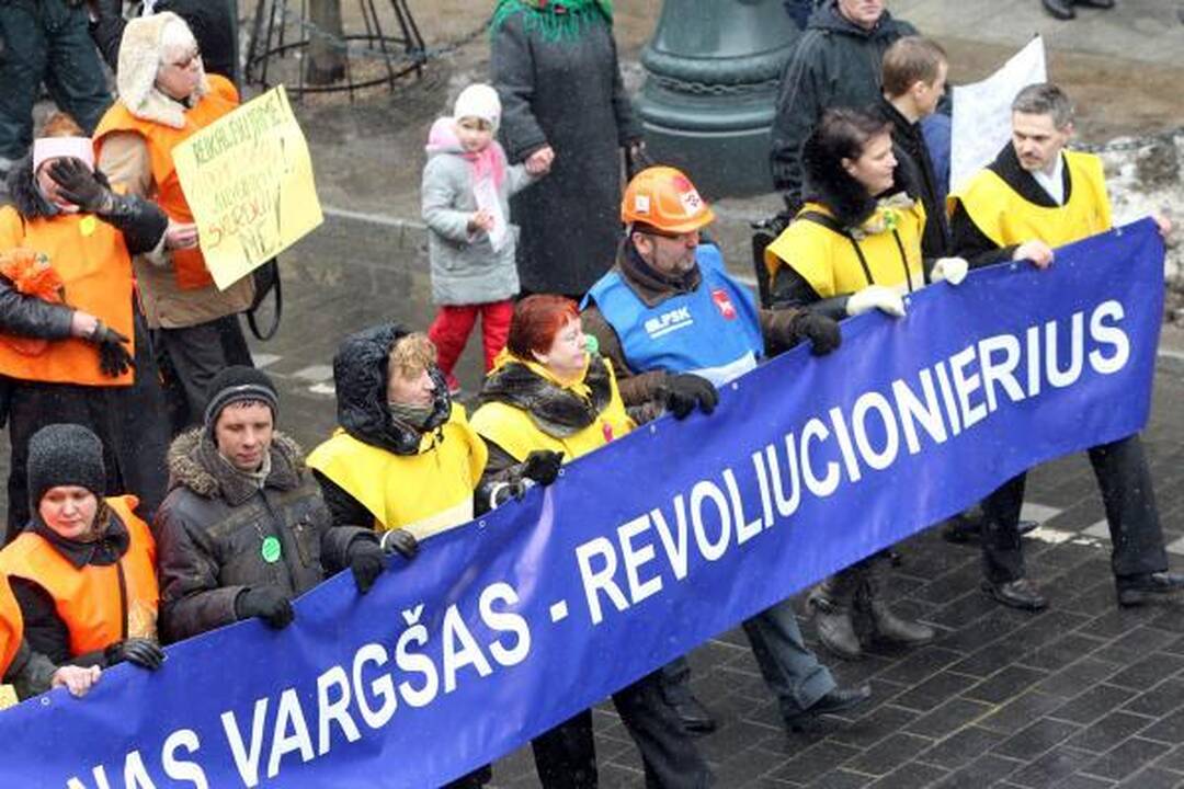 Profsąjungos žadėtos minios prie Vyriausybės nesurinko (papildyta)