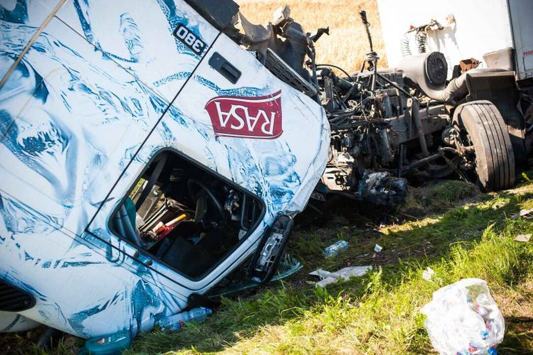 Netoli Kauno – 5 automobilių mėsmalė, 2 žuvo, 7 sužeisti (papildyta)