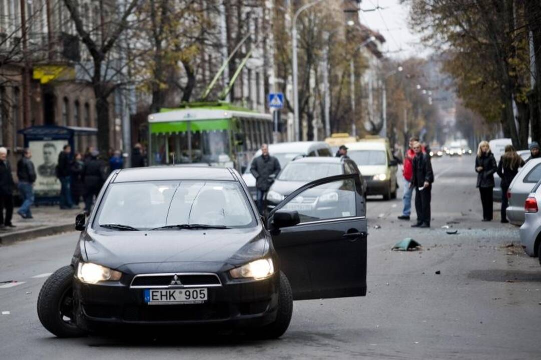 Kęstučio gatvėje per avariją sumaitoti keturi automobiliai