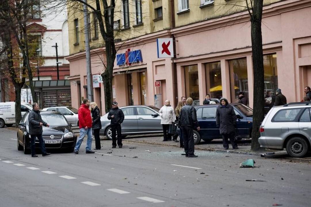 Kęstučio gatvėje per avariją sumaitoti keturi automobiliai