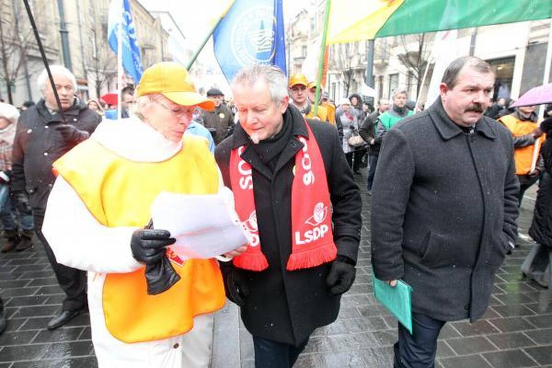 Profsąjungos žadėtos minios prie Vyriausybės nesurinko (papildyta)