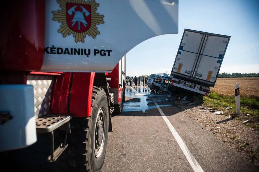 Netoli Kauno – 5 automobilių mėsmalė, 2 žuvo, 7 sužeisti (papildyta)