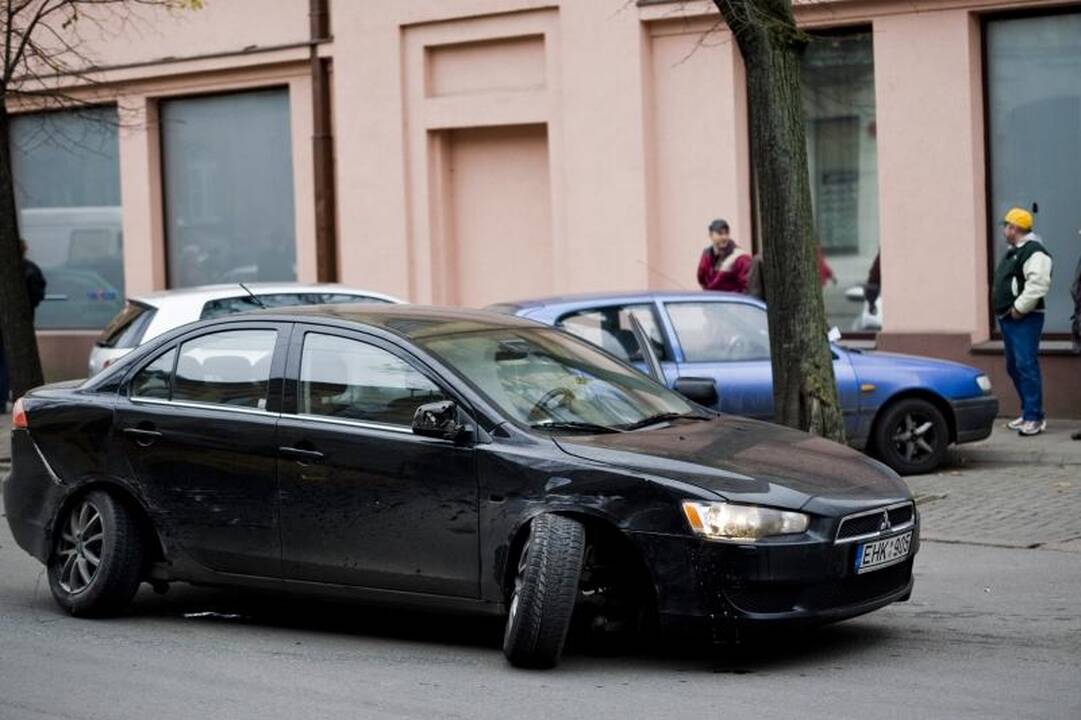 Kęstučio gatvėje per avariją sumaitoti keturi automobiliai