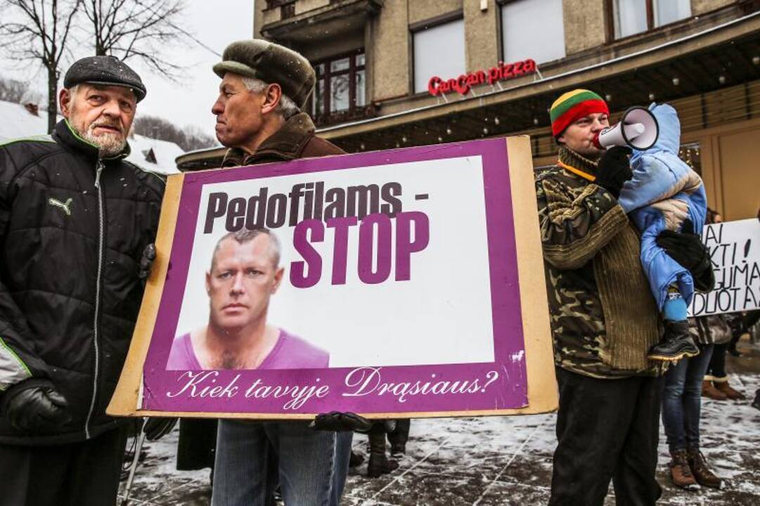 Piketuotojai Kaune piktinosi: „Mūsų vaikai –  ne pedofilų poreikiams!“