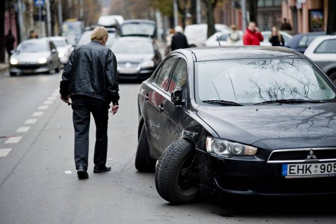 Kęstučio gatvėje per avariją sumaitoti keturi automobiliai