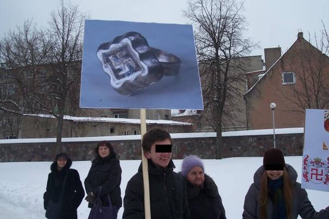 E.Zuroffas: svastikų pateisinimas įžeidžia Holokausto aukas 