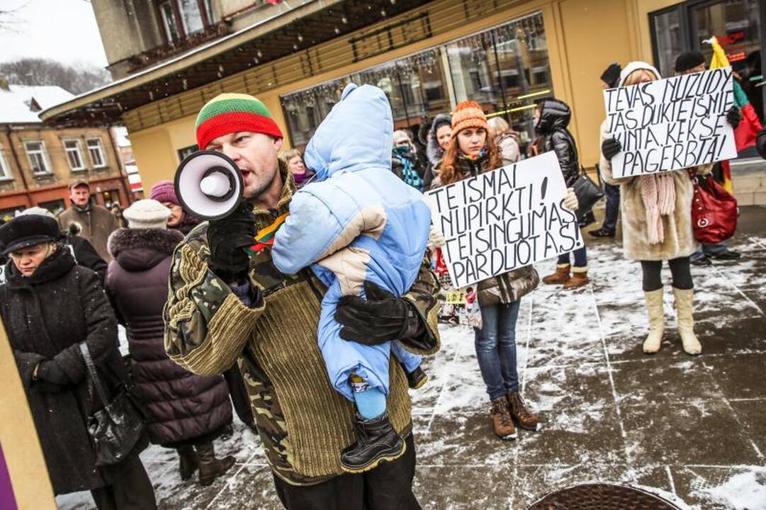 Piketuotojai Kaune piktinosi: „Mūsų vaikai –  ne pedofilų poreikiams!“