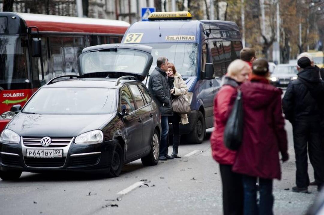 Kęstučio gatvėje per avariją sumaitoti keturi automobiliai