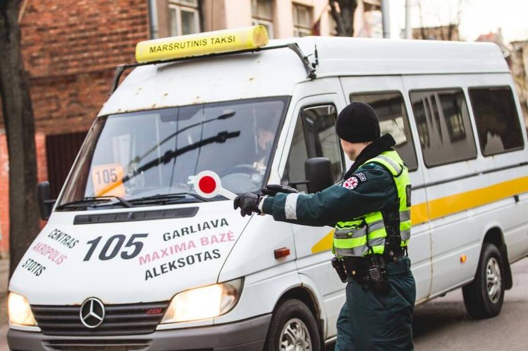 Kovo 8-osios rytą – gėlės iš policininkų rankų