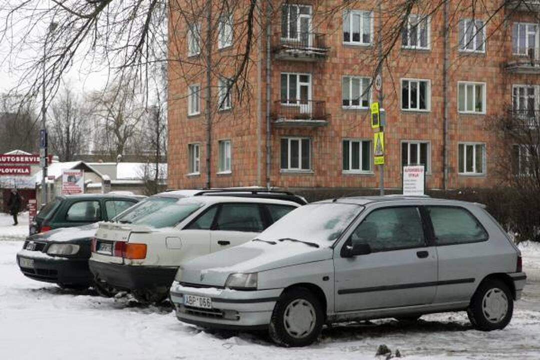 Daugiabučių kiemai vis dar laukia sniego valymo mašinų