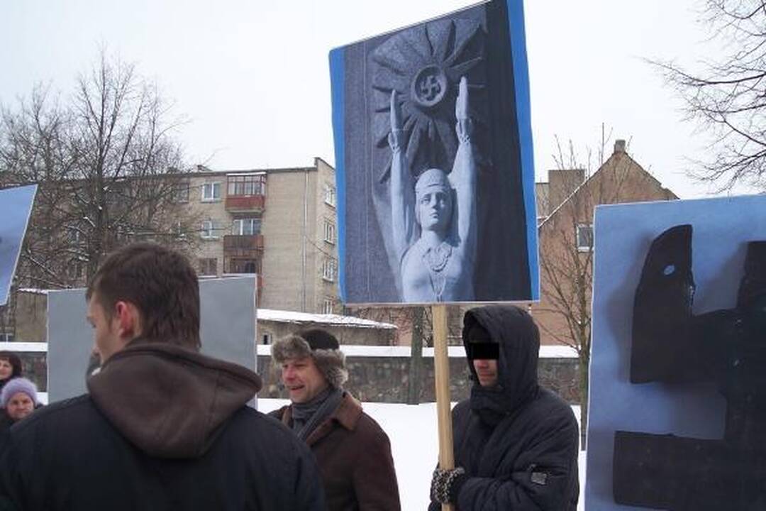 E.Zuroffas: svastikų pateisinimas įžeidžia Holokausto aukas 