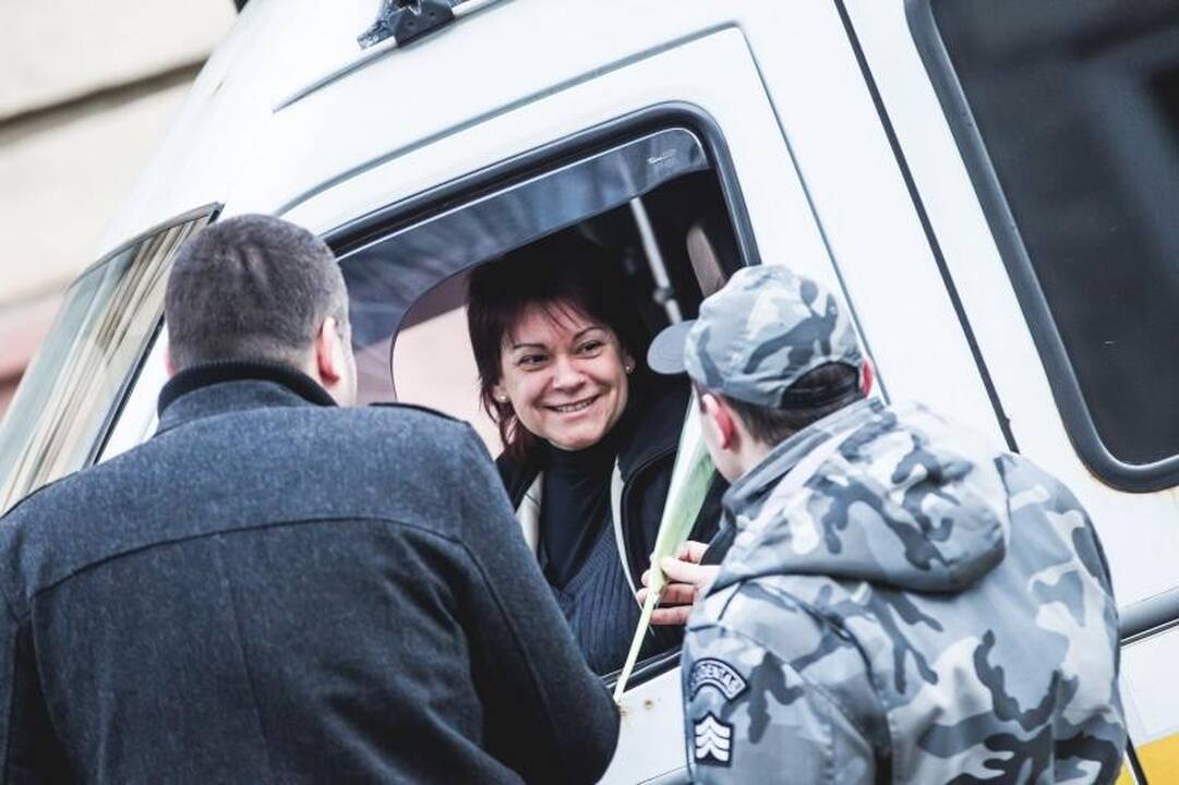 Kovo 8-osios rytą – gėlės iš policininkų rankų