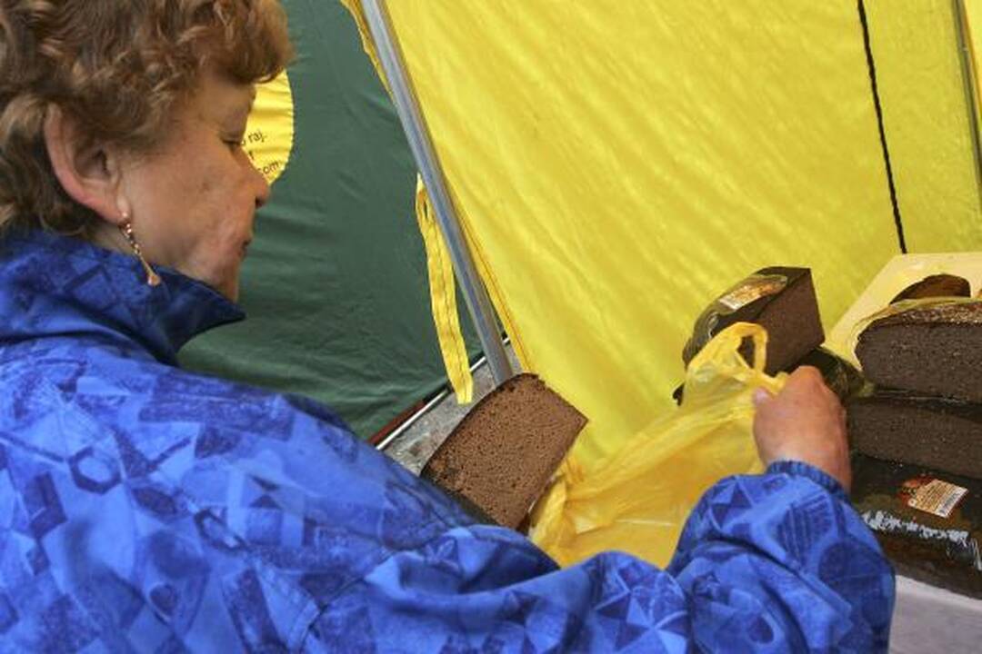 Ūkininkų turgelyje - trys prekeiviai ir minia pirkėjų