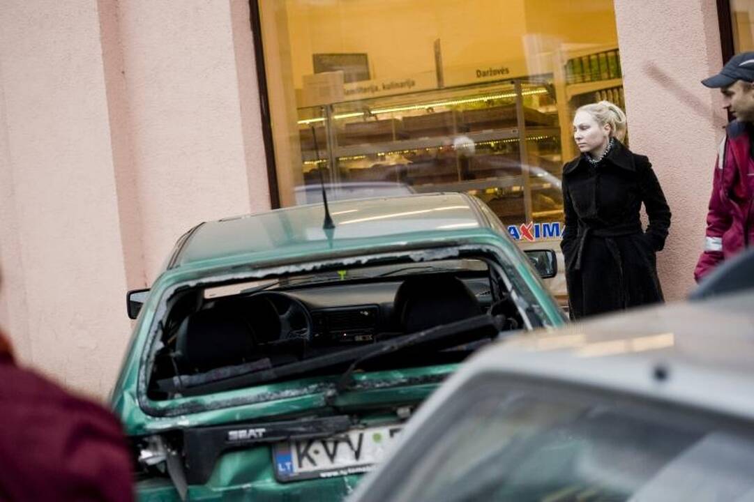 Kęstučio gatvėje per avariją sumaitoti keturi automobiliai