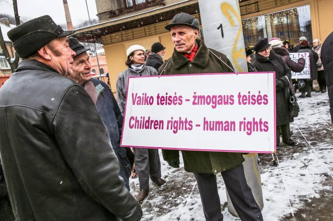 Piketuotojai Kaune piktinosi: „Mūsų vaikai –  ne pedofilų poreikiams!“
