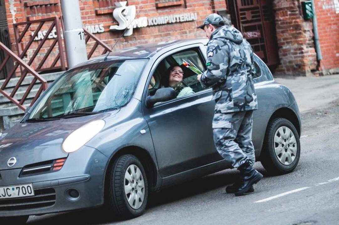 Kovo 8-osios rytą – gėlės iš policininkų rankų