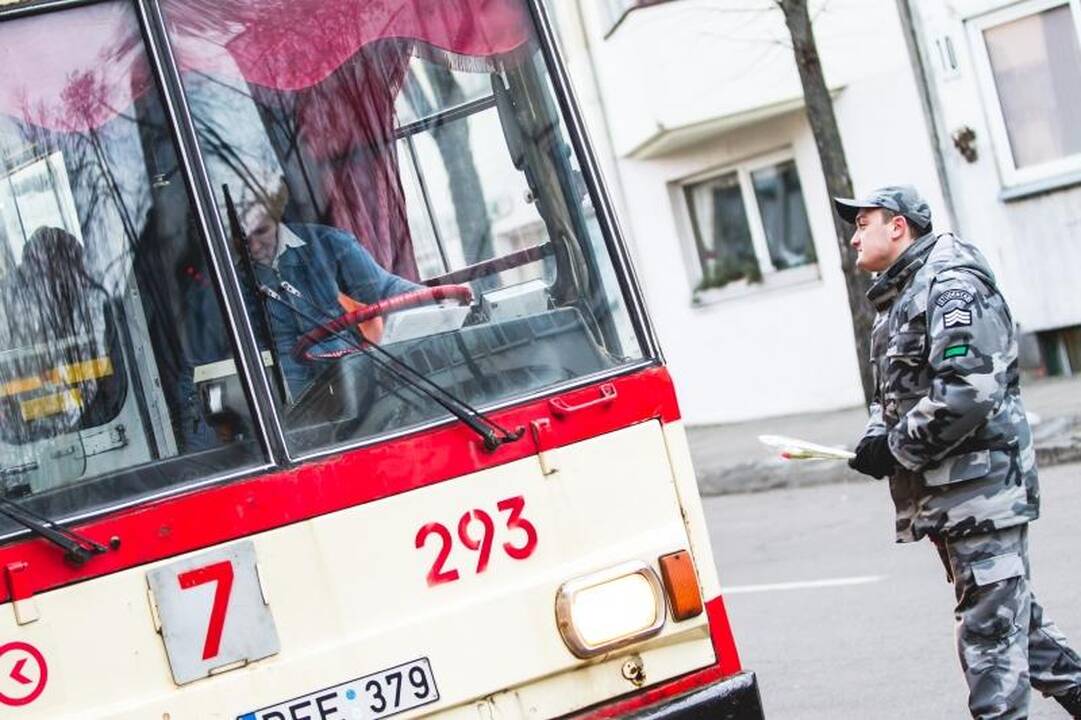Kovo 8-osios rytą – gėlės iš policininkų rankų