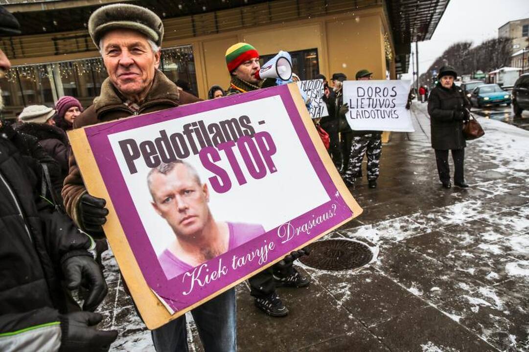 Piketuotojai Kaune piktinosi: „Mūsų vaikai –  ne pedofilų poreikiams!“