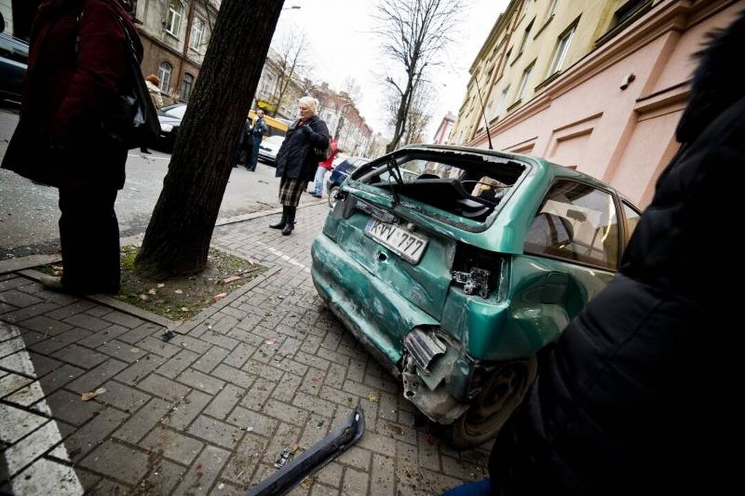Kęstučio gatvėje per avariją sumaitoti keturi automobiliai