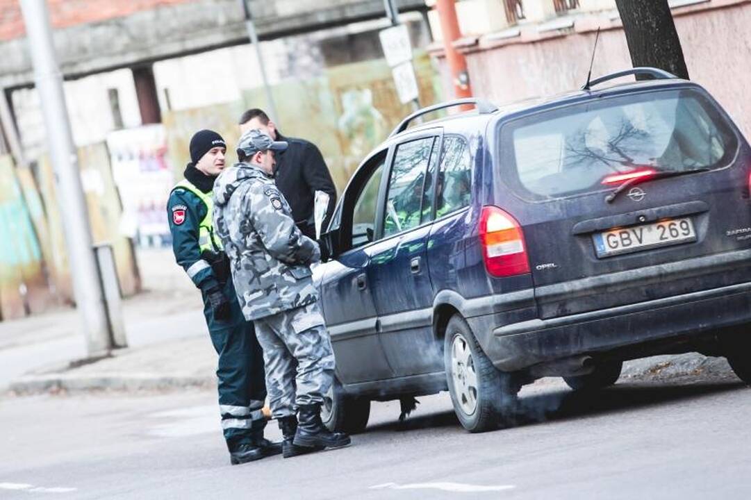 Kovo 8-osios rytą – gėlės iš policininkų rankų