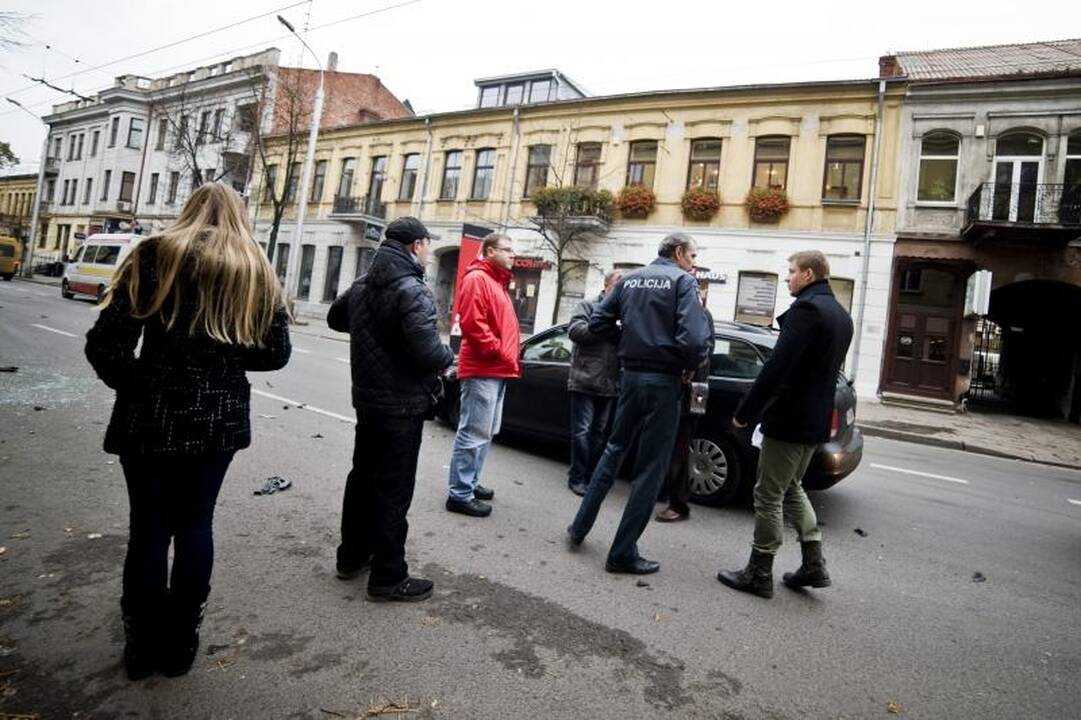 Kęstučio gatvėje per avariją sumaitoti keturi automobiliai