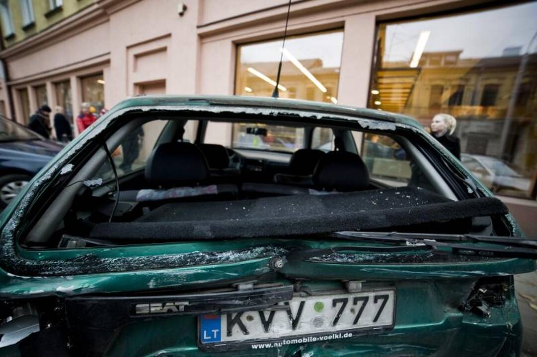 Kęstučio gatvėje per avariją sumaitoti keturi automobiliai