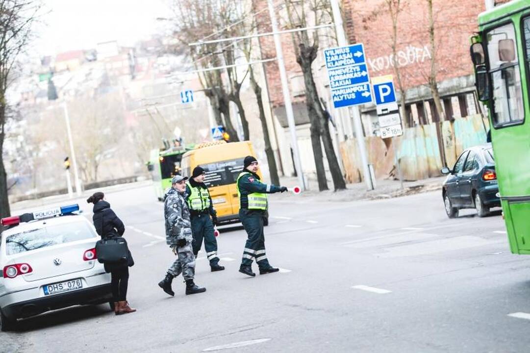 Kovo 8-osios rytą – gėlės iš policininkų rankų