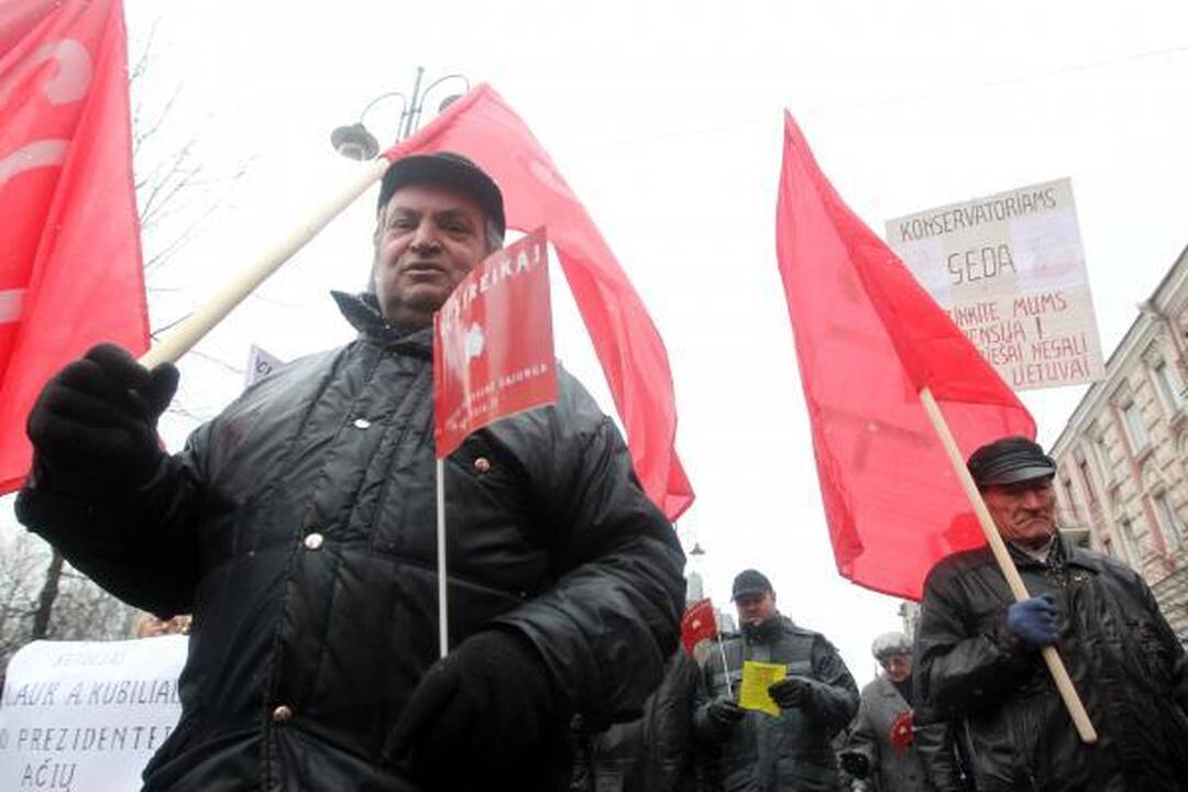 Profsąjungos žadėtos minios prie Vyriausybės nesurinko (papildyta)