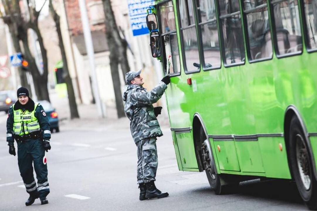 Kovo 8-osios rytą – gėlės iš policininkų rankų