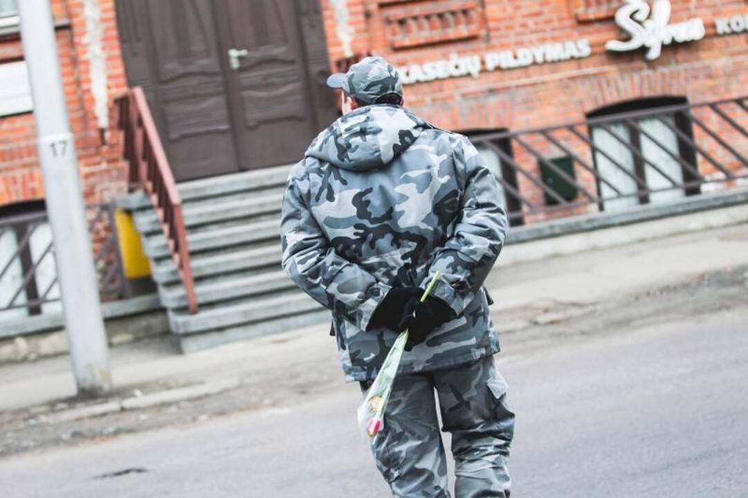 Kovo 8-osios rytą – gėlės iš policininkų rankų