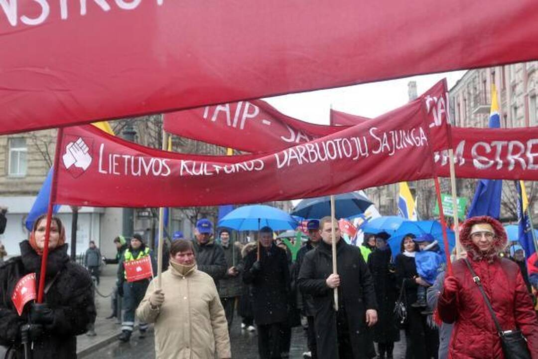 Profsąjungos žadėtos minios prie Vyriausybės nesurinko (papildyta)