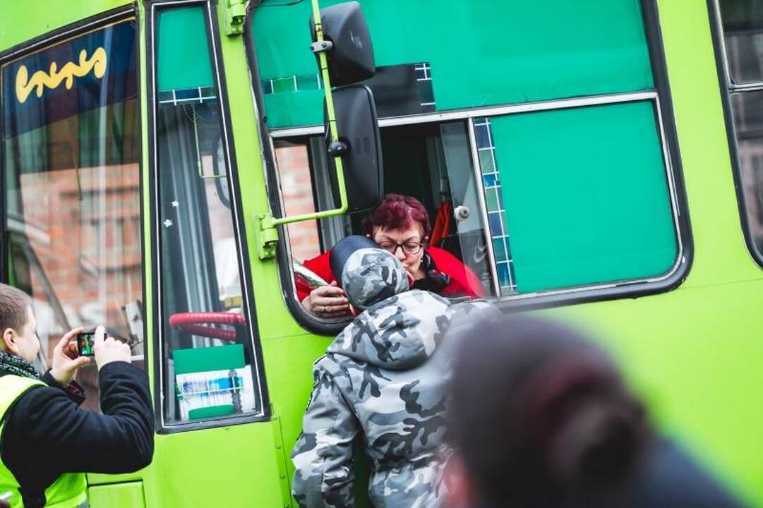 Kovo 8-osios rytą – gėlės iš policininkų rankų