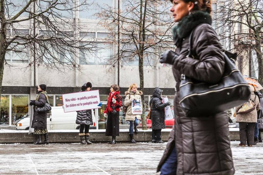 Piketuotojai Kaune piktinosi: „Mūsų vaikai –  ne pedofilų poreikiams!“