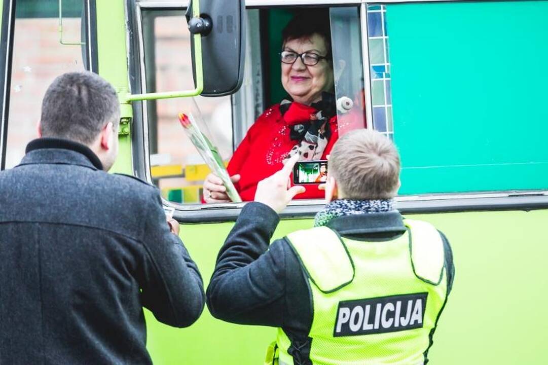 Kovo 8-osios rytą – gėlės iš policininkų rankų