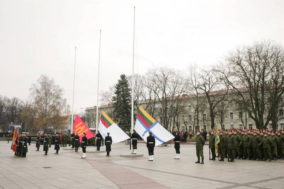 Prezidentė kariuomenę vadina patriotizmo ir pagarbos šaliai pavyzdžiu