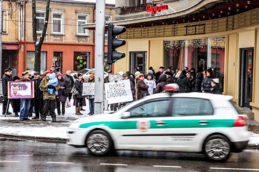 Piketuotojai Kaune piktinosi: „Mūsų vaikai –  ne pedofilų poreikiams!“