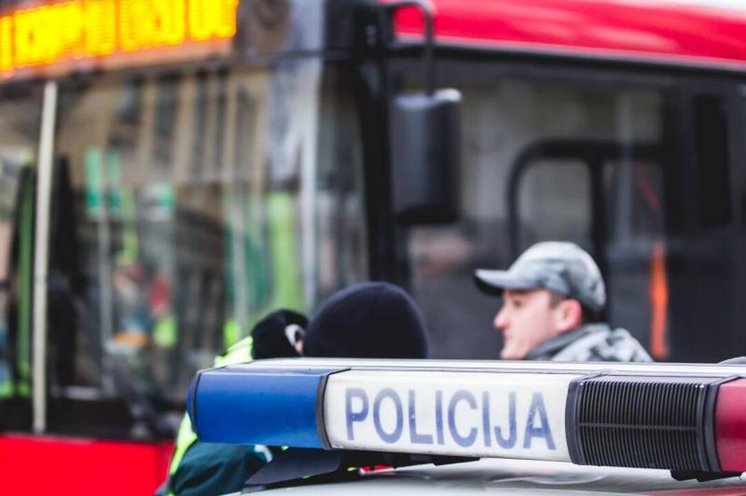 Kovo 8-osios rytą – gėlės iš policininkų rankų
