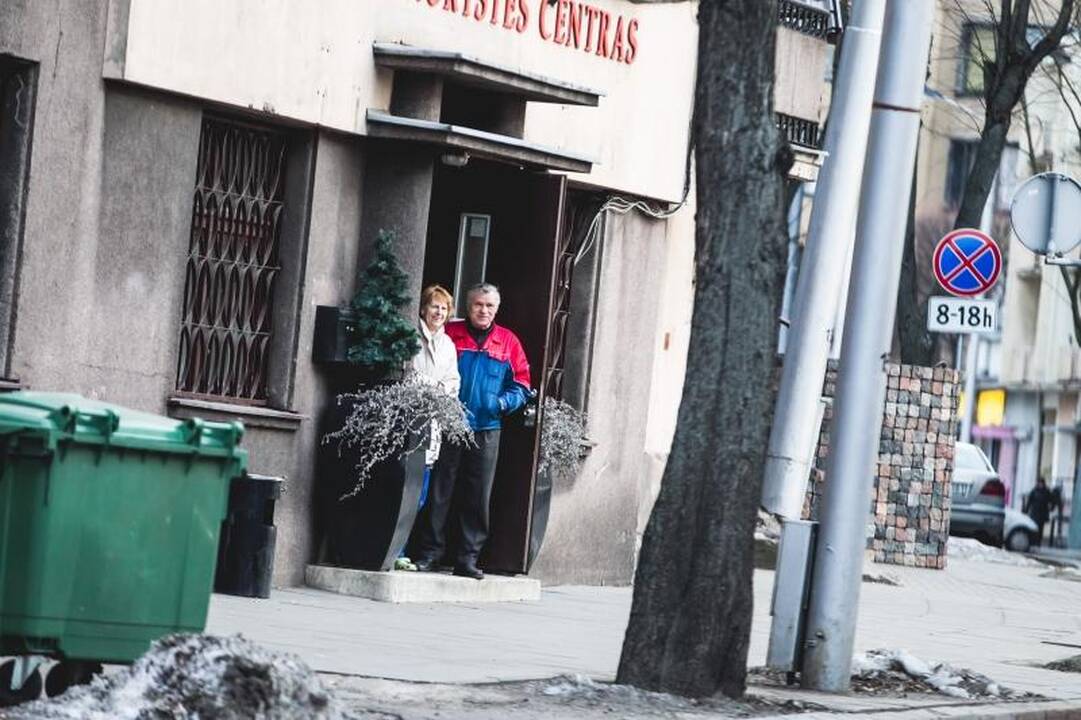 Kovo 8-osios rytą – gėlės iš policininkų rankų