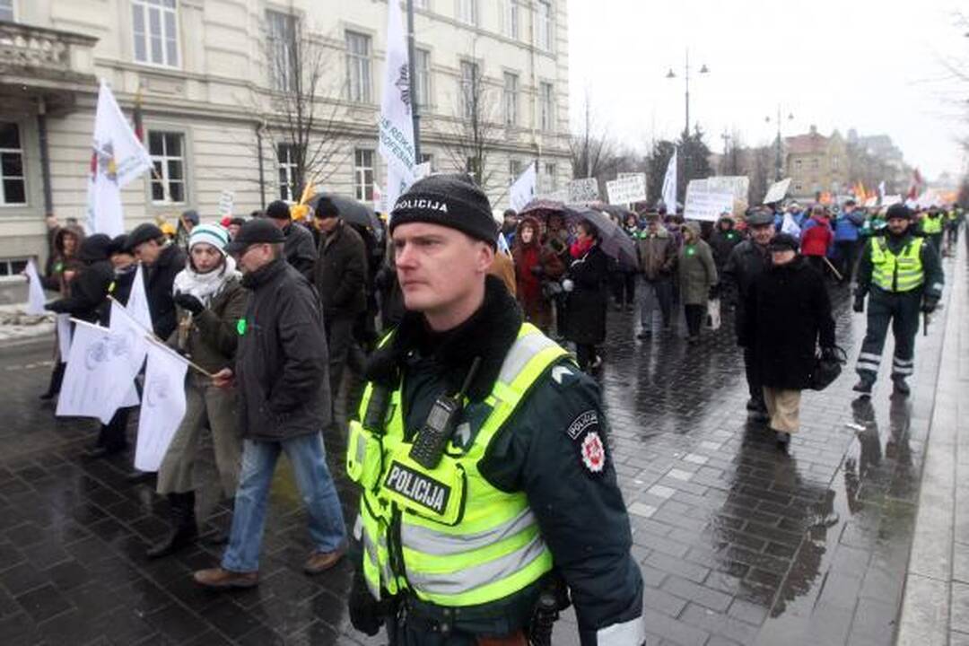 Profsąjungos žadėtos minios prie Vyriausybės nesurinko (papildyta)