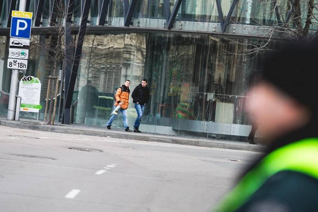 Kovo 8-osios rytą – gėlės iš policininkų rankų